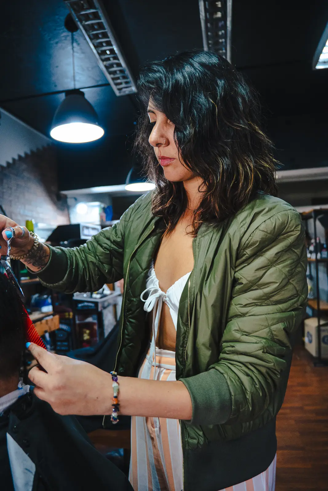 Barbera de Club34 trabajando en la silla de la barbería en Concepción