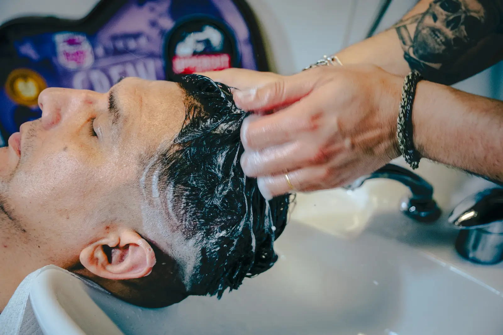 Lavado de cabello previo al servicio en Club34 Barbería, Concepción