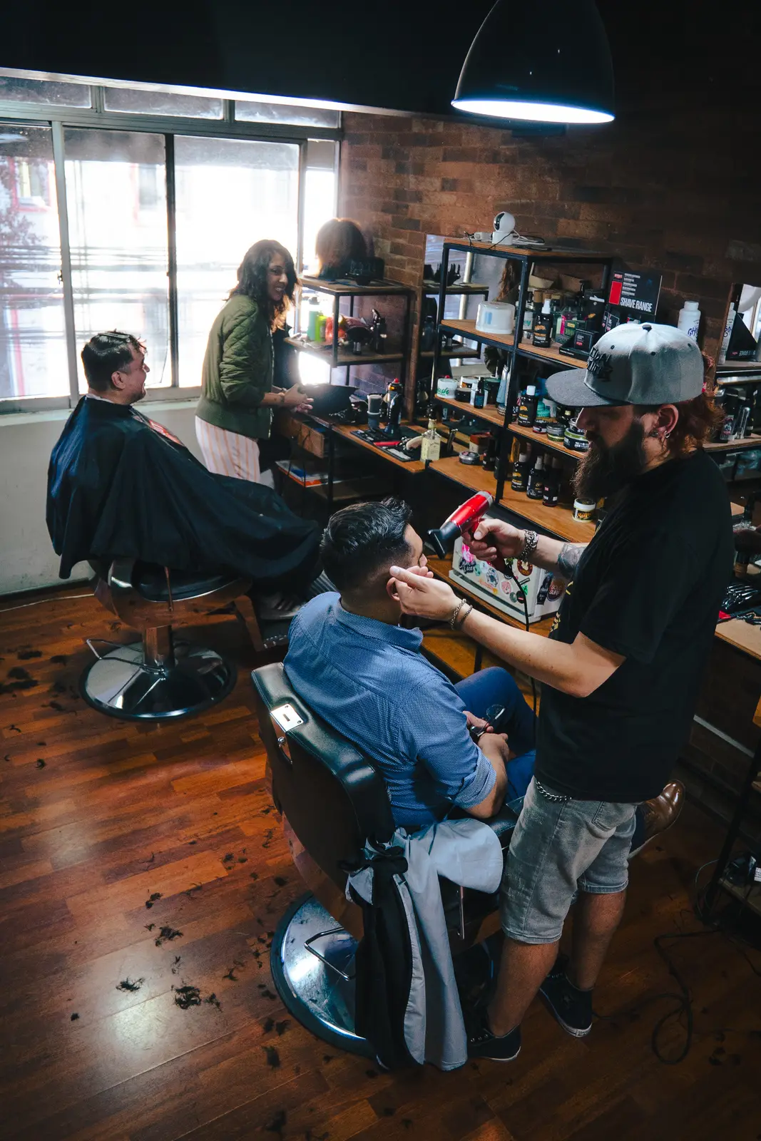 El equipo de Club34 trabajando en simultáneo en la barbería de Concepción