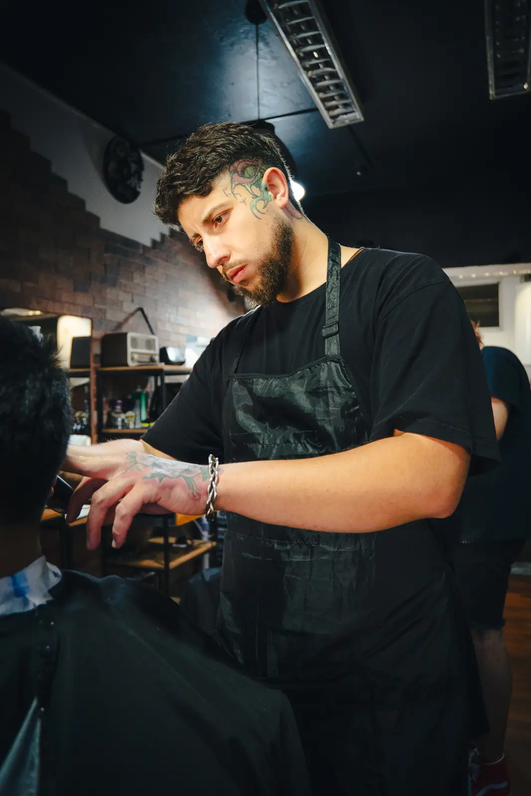 Retrato de barbero de Club34 durante un servicio en Concepción