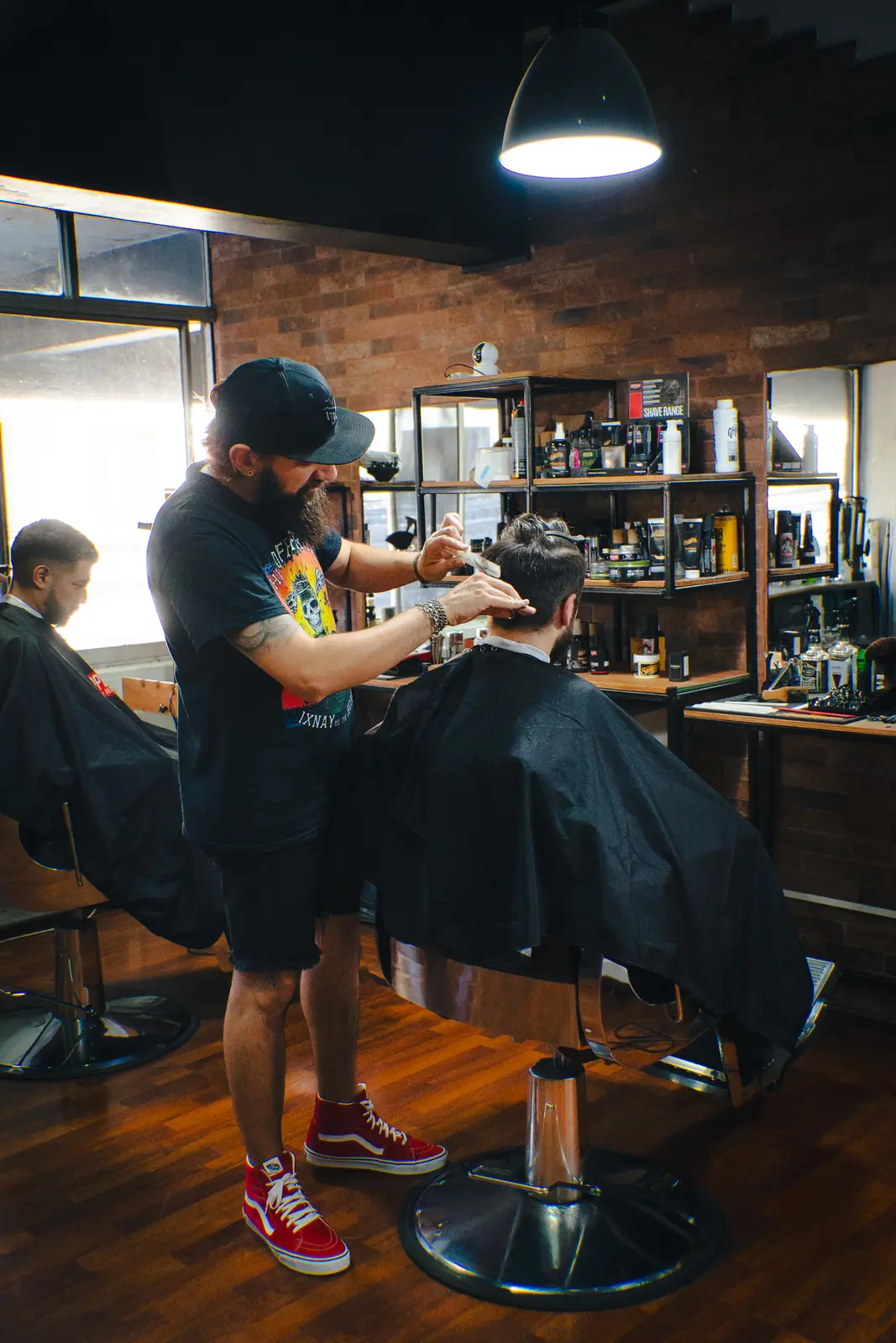 Interior de Club34 Barbería: ladrillo, madera y sillas en servicio, Concepción