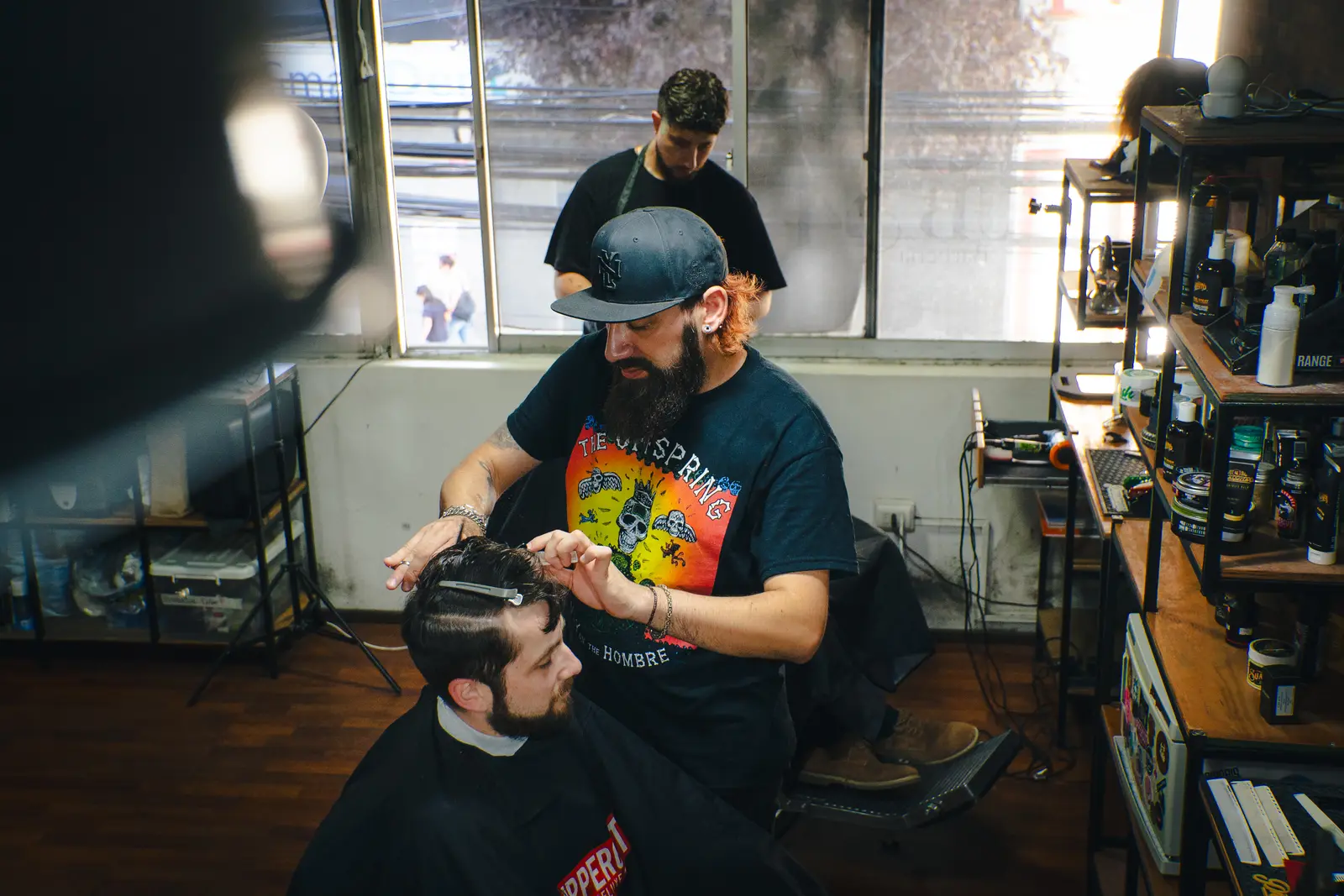Barbero de Club34 marcando la línea de un corte en Concepción
