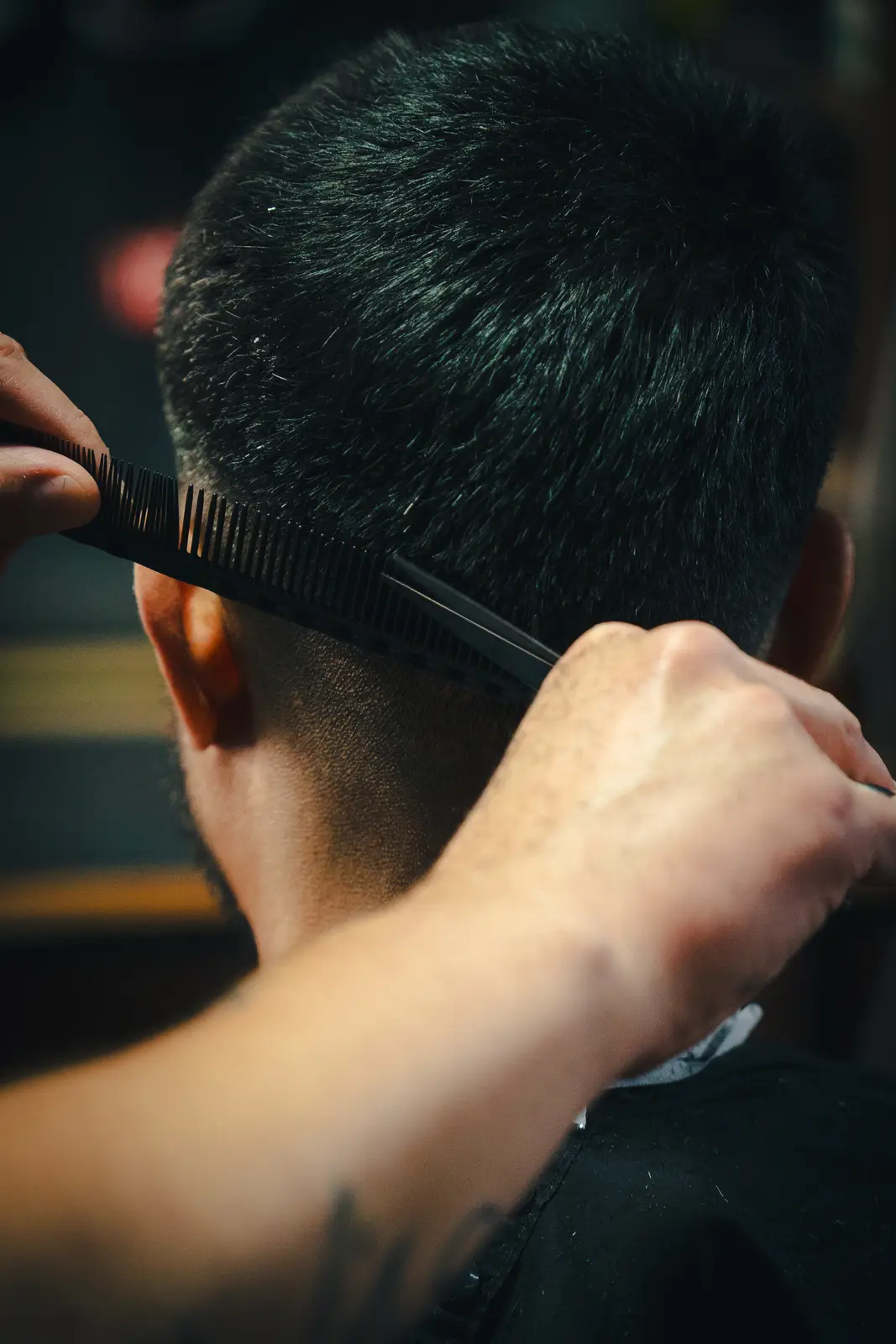 Peine y tijera en plena técnica de corte en Club34 Barbería